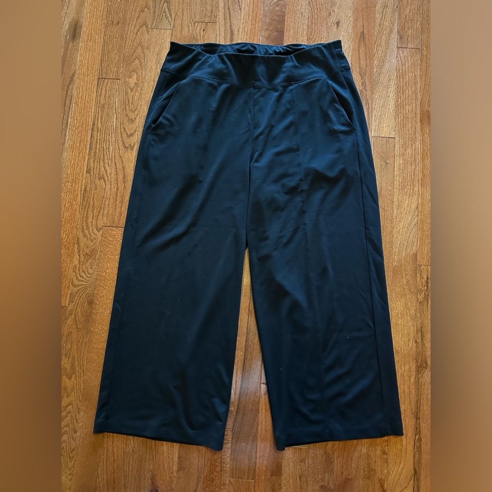 Athleta wide legged knit cropped pant.  Size L